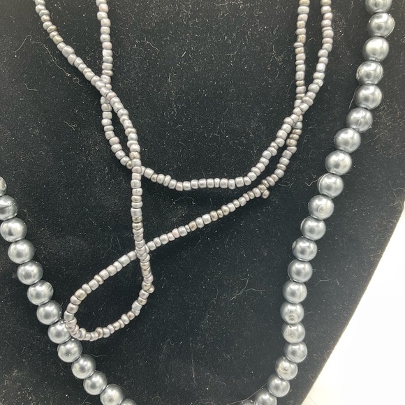 “FAUX GREY PEARL BEADED NECKLACE” Costume Jewelry. - Picture 2 of 7